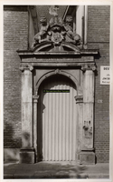 F000842 Poortje van het gebouw van het Linneweversgilde (Groenestraat 160), waarin de firma Siebrand was gevestigd ...