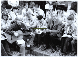 F004770 Prins Claus te midden van leden van de scoutinggroep De Hanzeluiden tijdens de opening van het nieuwe ...