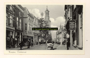 F001264 Oudestraat, gezien ter hoogte van de Dwarssteeg richting Nieuwe Toren met links ervan een radiomast. Rechts de ...