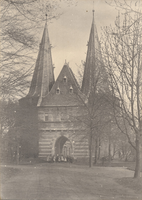 F000634 Groepje mannen, vrouwen en kinderen poseren in de boog van de Cellebroederspoort aan de plantsoenzijde.