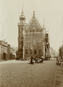 F001303 Restauratie van het Oude Raadhuis aan de Oudestraatzijde in 1898. Links van het Oude Raadhuis en de ...