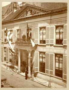 F001673 Paul Kruger en burgemeester J.D.A. van Blommestein op het balkon van het nieuwe Stadhuis ter gelegenheid van ...
