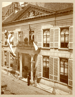 F001673 Paul Kruger en burgemeester J.D.A. van Blommestein op het balkon van het nieuwe Stadhuis ter gelegenheid van ...