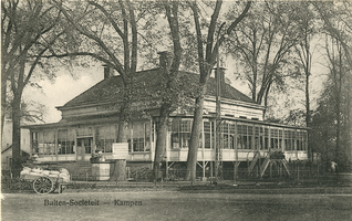F002106 De oude Buitensocieteit, ooit vertrokken van dit punt de koetsen naar Hasselt en Zwolle, gebouwd in 1889 en ...