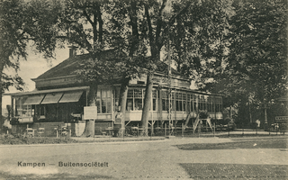 F002107 De oude Buitensocieteit, ooit vertrokken van dit punt de koetsen naar Hasselt en Zwolle, gebouwd in 1889 en ...