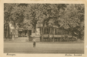 F002108 De oude Buitensocieteit, ooit vertrokken van dit punt de koetsen naar Hasselt en Zwolle, gebouwd in 1889 en ...