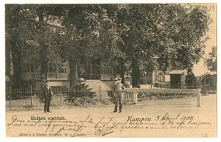 F002109 De oude Buitensocieteit, ooit vertrokken van dit punt de koetsen naar Hasselt en Zwolle, gebouwd in 1889 en ...