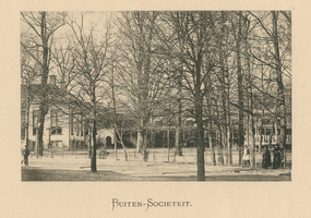 F002110 De oude Buitensocieteit, ooit vertrokken van dit punt de koetsen naar Hasselt en Zwolle, gebouwd in 1889 en ...