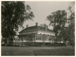 F002112 De oude Buitensocieteit, ooit vertrokken van dit punt de koetsen naar Hasselt en Zwolle, gebouwd in 1889 en ...