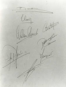 F008823 In 1988 is koninginnedag gevierd door leden Koninklijk Huis in Kampen, als aandenken tekenden de vorstelijke ...