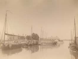 F000276 Oude Buitenhaven en de haveningang. Links het gedeelte dat tussen de beide havens lag. Omstreeks 1900 noemde ...