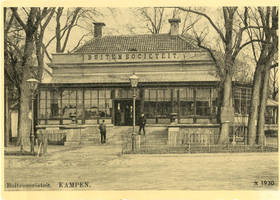 F002115 De oude Buitensocieteit, ooit vertrokken van dit punt de koetsen naar Hasselt en Zwolle, gebouwd in 1889 en ...