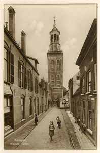 F002117 Torenstraat en Nieuwe Toren, de oudste vermelding komt uit 1653. De Nieuwe Toren is gebouwd op de plaats van de ...