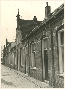 F002122 De Valkstraat,' tuinman Albertus Grotenhuis verkocht aan timmerman Jan Valk een stuk tuingrond waarop deze ...