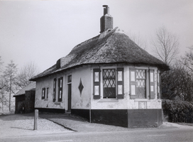 F000908 Tolhuisje aan de Kamperstraatweg bij het Jan Boerswegje, afgebroken in 1960. In de gevel onder het venster een ...