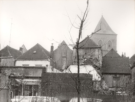 F000914 Achterzijden van de winkel/woonhuizen (nrs. 211 t/m 219) aan de Oudestraat nabij de Buitenkerk.