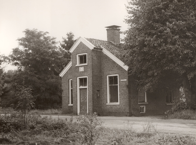 F000910 Het tolhuis aan de Kamperweg tussen Wezep en Heerde, een gevelsteen siert de voorgevel met het wapen van Kampen.