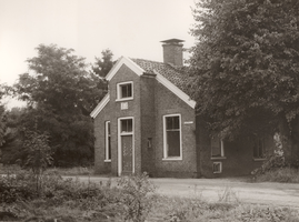 F000910 Het tolhuis aan de Kamperweg tussen Wezep en Heerde, een gevelsteen siert de voorgevel met het wapen van Kampen.