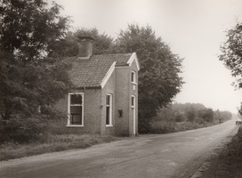 F000911 Het tolhuis aan de Kamperweg tussen Wezep en Heerde, een gevelsteen siert de voorgevel met het wapen van Kampen.