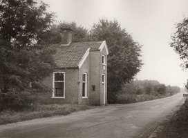 F000911 Het tolhuis aan de Kamperweg tussen Wezep en Heerde, een gevelsteen siert de voorgevel met het wapen van ...