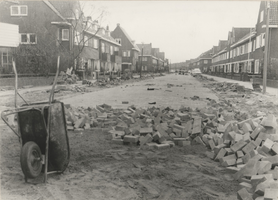 F000898 Nieuwe bestrating voor de Jan van Arkelstraat in de wijk Zuid.