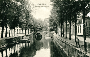F000316 Stadsgracht de Burgel en de Oorgatbrug, links de Burgwal, rechts de Vloeddijk.