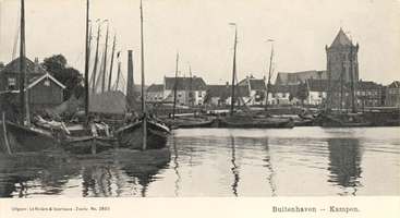 F000284 De Oude Buitenhaven met op de achtergrond de Buitenkerk. De vissersboten in het midden van de foto liggen ...