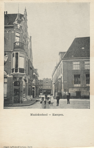 F000329 De Buiten Nieuwstraat, het gebouw rechts op de hoek is de Latijnsche School, tussen 1891 en 1933 biedt het ...