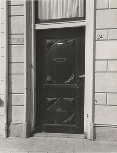 F000337 Voordeur van het woonhuis aan de Buitennieuwstraat nr. 24.