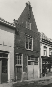 F000338 Twee voorgevels aan de Buiten Nieuwstraat, in het midden een 17e eeuws bedrijfspand nr. 40 met muurankers uit ...