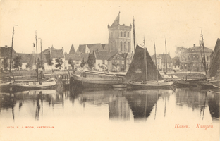 F000283 De Buitenhaven met een aantal zeil- vissersboten, op de achtergrond woningen aan de Hagenkade eb de O.L. ...