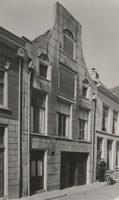 F000339 Voorgevel van een 17e eeuws bedrijfs/ woonhuis aan de Buiten Nieuwstraat nr. 90.