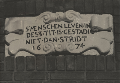 F000341 Gevelsteen in de voorgevel van pand Buiten Nieuwstraat nr. 23 met de woorden: S' MENSCHEN LEVEN IN DESZ TIT IS ...