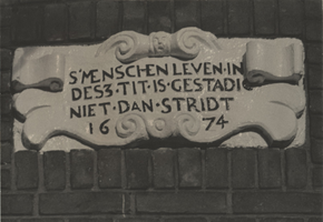 F000341 Gevelsteen in de voorgevel van pand Buiten Nieuwstraat nr. 23 met de woorden:S' MENSCHEN LEVEN IN DESZ TIT IS ...