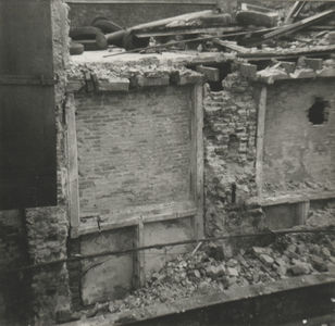 F000347-2 Restant van een stuk muur uit het pand van bar/ dancing Tropicana aan de Buiten Nieuwstraat nr. 89, na de brand.