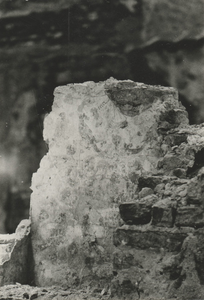 F000347-3 Restant van een stuk muur uit het pand van bar/ dancing Tropicana aan de Buiten Nieuwstraat nr. 89 na de brand.