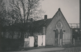 F000350 De Wasbazenhuizen tijdens hoog water aan de Singel (thans Oranjesingel) op de plaats waar nu de Oldenhof staat. ...