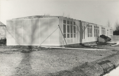 F000352 Buitensingel, schoolgebouw in aanbouw.
