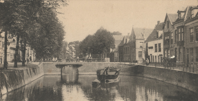 F000353 Stadsgracht de Burgel met de Zwanenbrug, links de Burgwal, rechts de Vloeddijk.