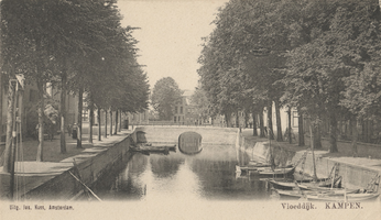 F000354 Stadsgracht de Burgel met Zwanenbrug, rechts de Vloeddijk, links de Burgwal.