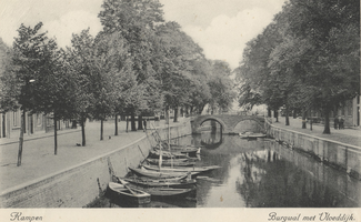 F000355 Vissersboten in de Burgel bij het Oorgat, links de Burgwal, rechts de Vloeddijk.