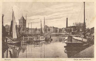 F000286 De Buitenhaven met op de achtergrond links de O.L. Vrouwe- of Buitenkerk. Rechts de gashouder van de Gasfabriek ...