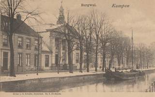 F000359 De Burgwal met de Lutherse Kerk op nr. 85. De kerk is ingewijd op 13 augustus 1843.