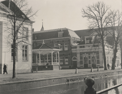 F000360 De Burgwal en Nieuwe Markt met de muziekkoepel uit 1872, daarnaast de Stadsgehoorzaal op nr. 84 uit 1889.