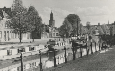 F000362 Woonarken in de Burgel aan de Burgwal. Dit pleinachtige gedeelte van de Burgwal wordt ook Kalverhekkenbos ...