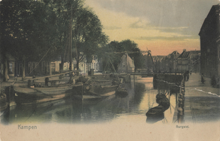 F000363 De Burgwal met de turfschepen (links). Vanouds heette dit gedeelte Kalverhekkenbos, de brug is de ...