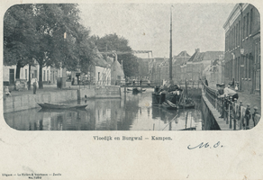 F000364 Te midden van de Burgwal (links) en de Vloeddijk (rechts), ligt de stadsgracht 'Burgel' met de ...