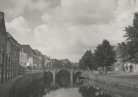 F000370 Stadsgracht de Burgel, rechts de Burgwal en links de Vloeddijk ter hoogte van de Cellesbrug, deze is in 1961 ...