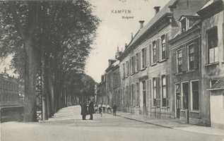 F000371 De Burgwal omstreeks 1910, het grote huis rechts is het huis Engelenberg nr. 43 dat is gesloopt voor de ...