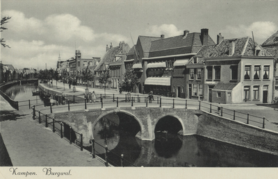 F000372 Stadsgracht de Burgel en de Cellesbrug. Het hoekpand (nr. 41) met pothuisje, aan de overzijde van de gracht, is ...
